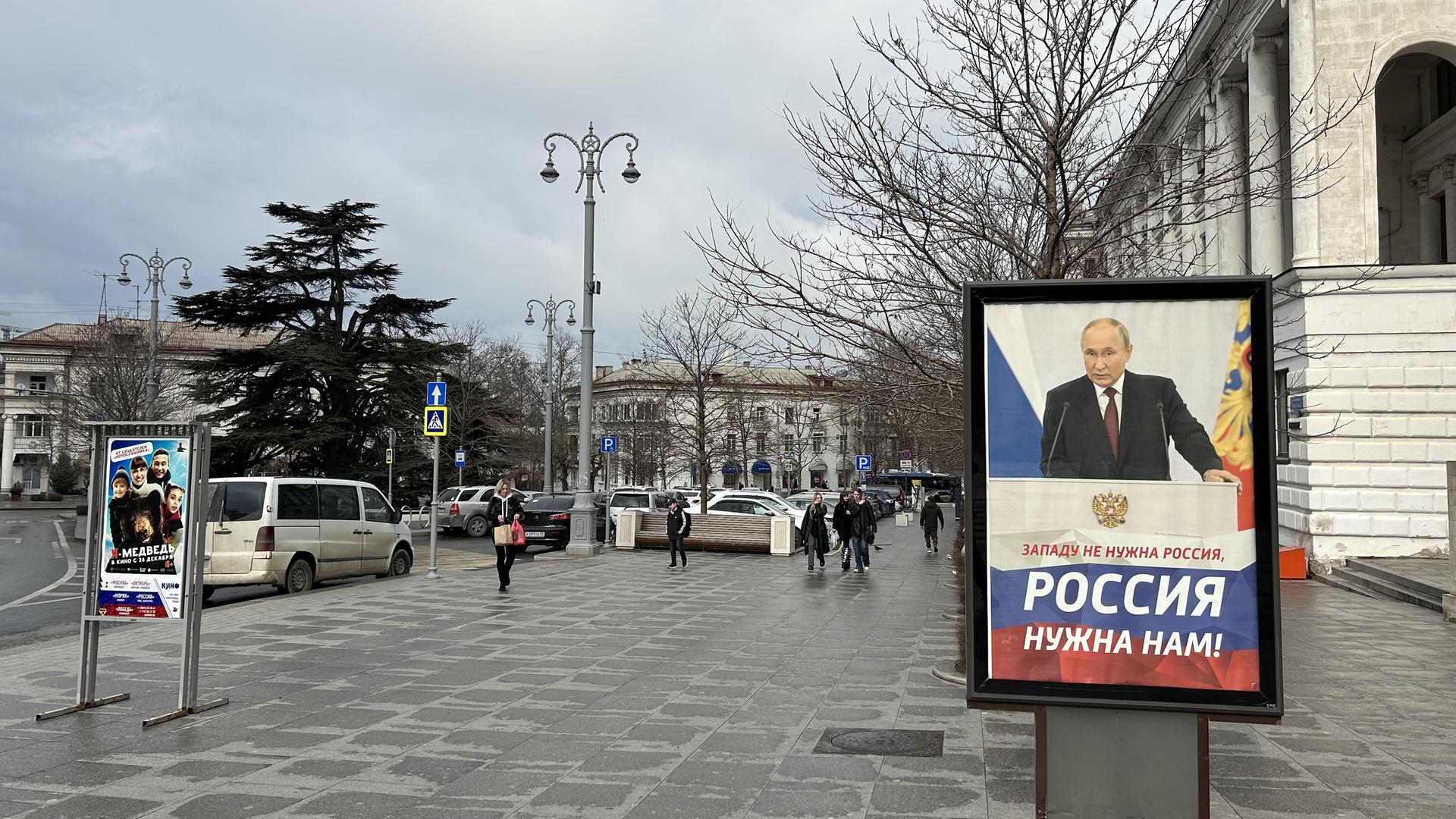 Vor der russischen Präsidentenwahl am 17. März gibt an vielen Stellen  Plakate, die für eine Wiederwahl von Kremlchef Putin werben.