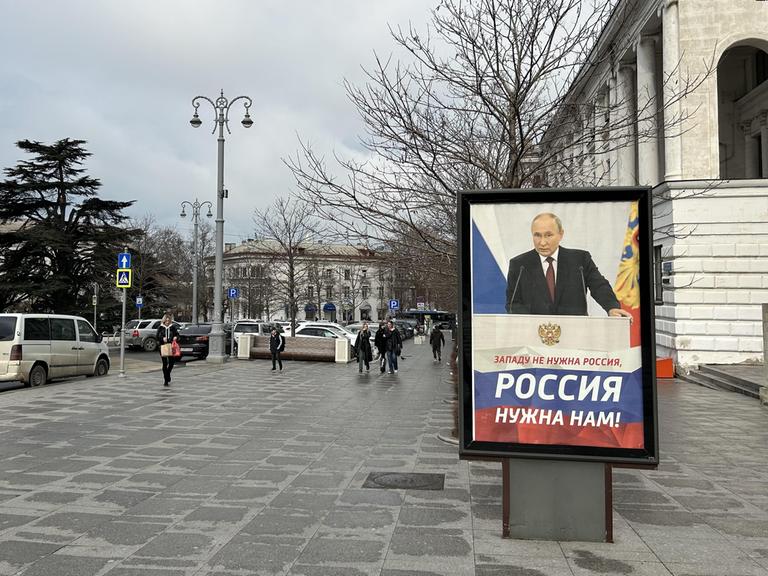 Vor der russischen Präsidentenwahl am 17. März gibt an vielen Stellen  Plakate, die für eine Wiederwahl von Kremlchef Putin werben.