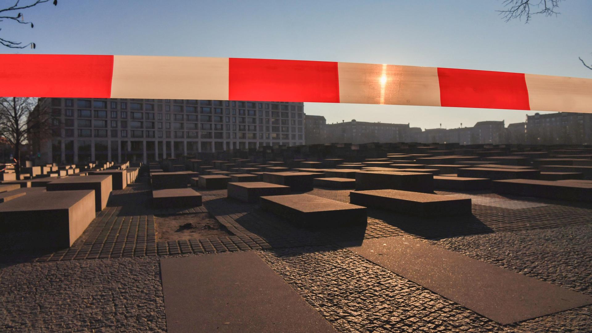 Nach dem Angriff am Holocaust-Denkmal in Berlin ist der Bereich abgesperrt. 