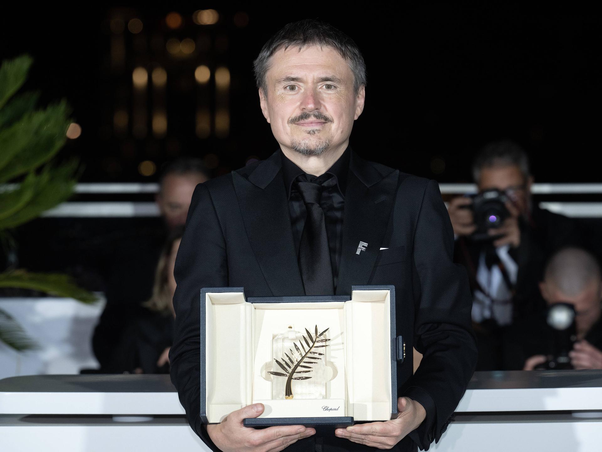 Der rumänische Regisseurs Cristian Mungiu posiert mit der Goldenen Palme 