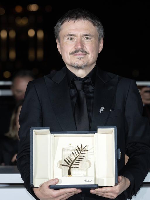 Der rumänische Regisseurs Cristian Mungiu posiert mit der Goldenen Palme 