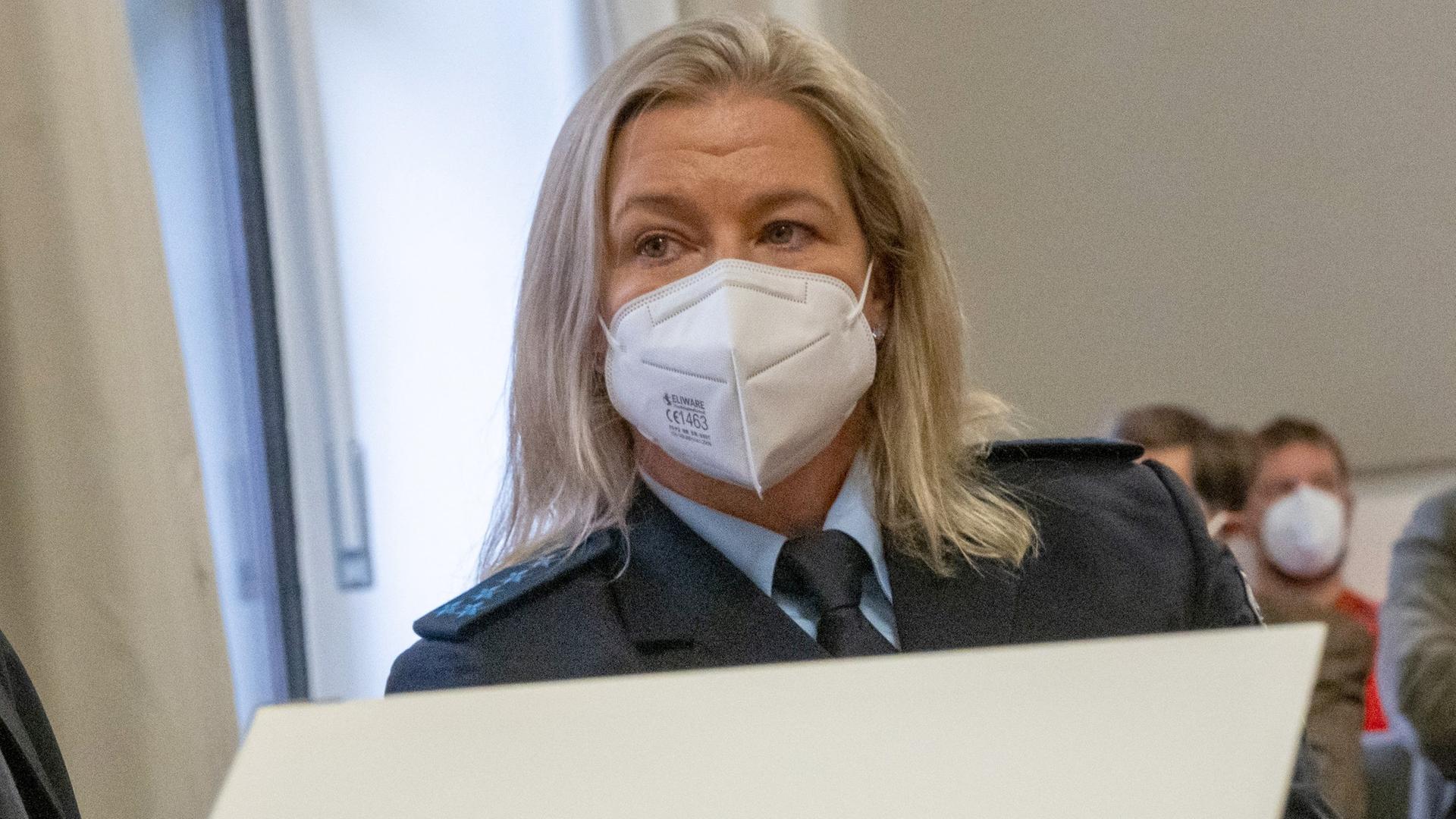 Claudia Pechstein sitzt vor Prozessbeginn mit einer FFP2 Maske auf ihrem Platz im Gerichtssaal des Oberlandesgerichtes München