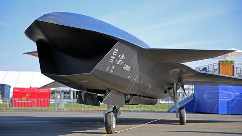 Eine Wingman-Drohne von Airbus wird auf einem Flugfeld ausgestellt.