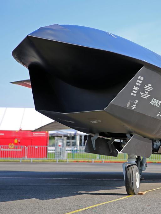 Eine Wingman-Drohne von Airbus wird auf einem Flugfeld ausgestellt. Eine Wingman-Drohne von Airbus wird auf einem Flugfeld ausgestellt.