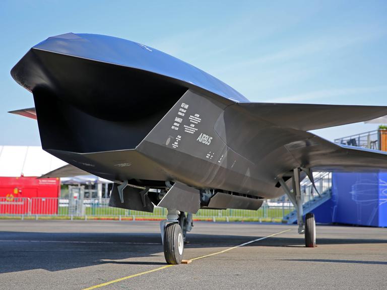 Eine Wingman-Drohne von Airbus wird auf einem Flugfeld ausgestellt. Eine Wingman-Drohne von Airbus wird auf einem Flugfeld ausgestellt.