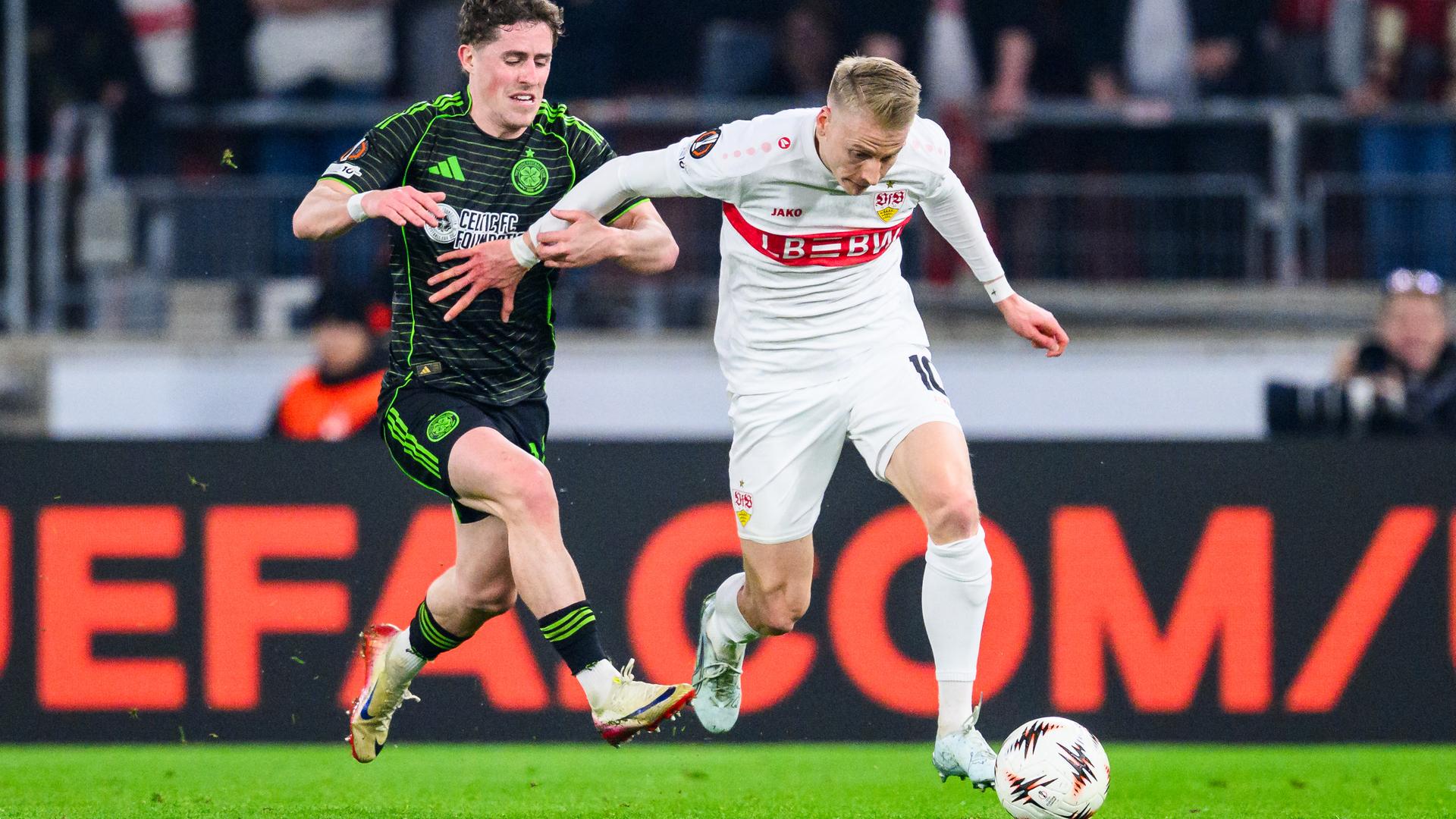 Die Fußball-Spieler Luke McCowan von Celtic Glasgow und Chris Führich vom VfB Stuttgart.