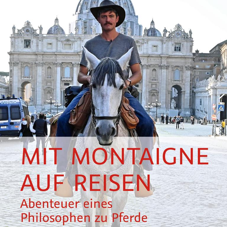 Cover des Buchs „Mit Montaigne auf Reisen. Abenteuer eines Philosophen zu Pferde“ von Gaspard Kœnig. Der Autor sitzt auf einem weißen Pferd auf einem öffentlichen Platz mit historischen, prunkvollen Gebäuden und trägt einen schwarzen Cowboy-Hut.
