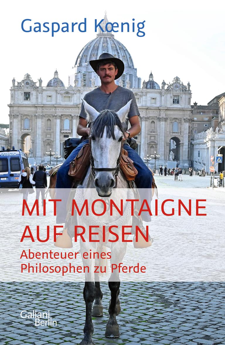 Cover des Buchs „Mit Montaigne auf Reisen. Abenteuer eines Philosophen zu Pferde“ von Gaspard Kœnig. Der Autor sitzt auf einem weißen Pferd auf einem öffentlichen Platz mit historischen, prunkvollen Gebäuden und trägt einen schwarzen Cowboy-Hut.
