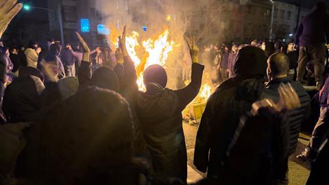 Dieses Bild, das die Nachrichtenagentur AP aus dem Iran erhalten hat, soll Protestierende in Teheran zeigen, die Nachts um ein Feuer stehen.