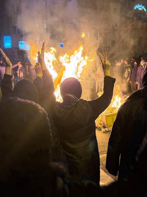 Dieses Bild, das die Nachrichtenagentur AP aus dem Iran erhalten hat, soll Protestierende in Teheran zeigen, die Nachts um ein Feuer stehen.