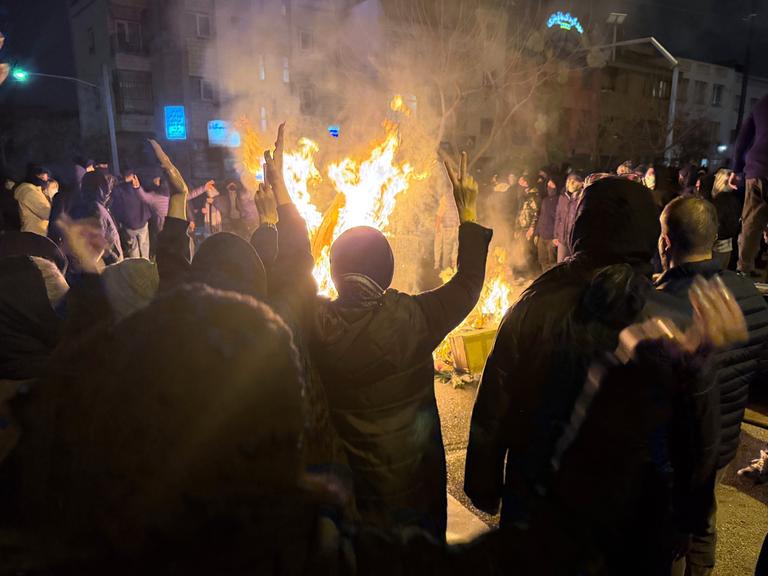 Dieses Bild, das die Nachrichtenagentur AP aus dem Iran erhalten hat, soll Protestierende in Teheran zeigen, die Nachts um ein Feuer stehen.