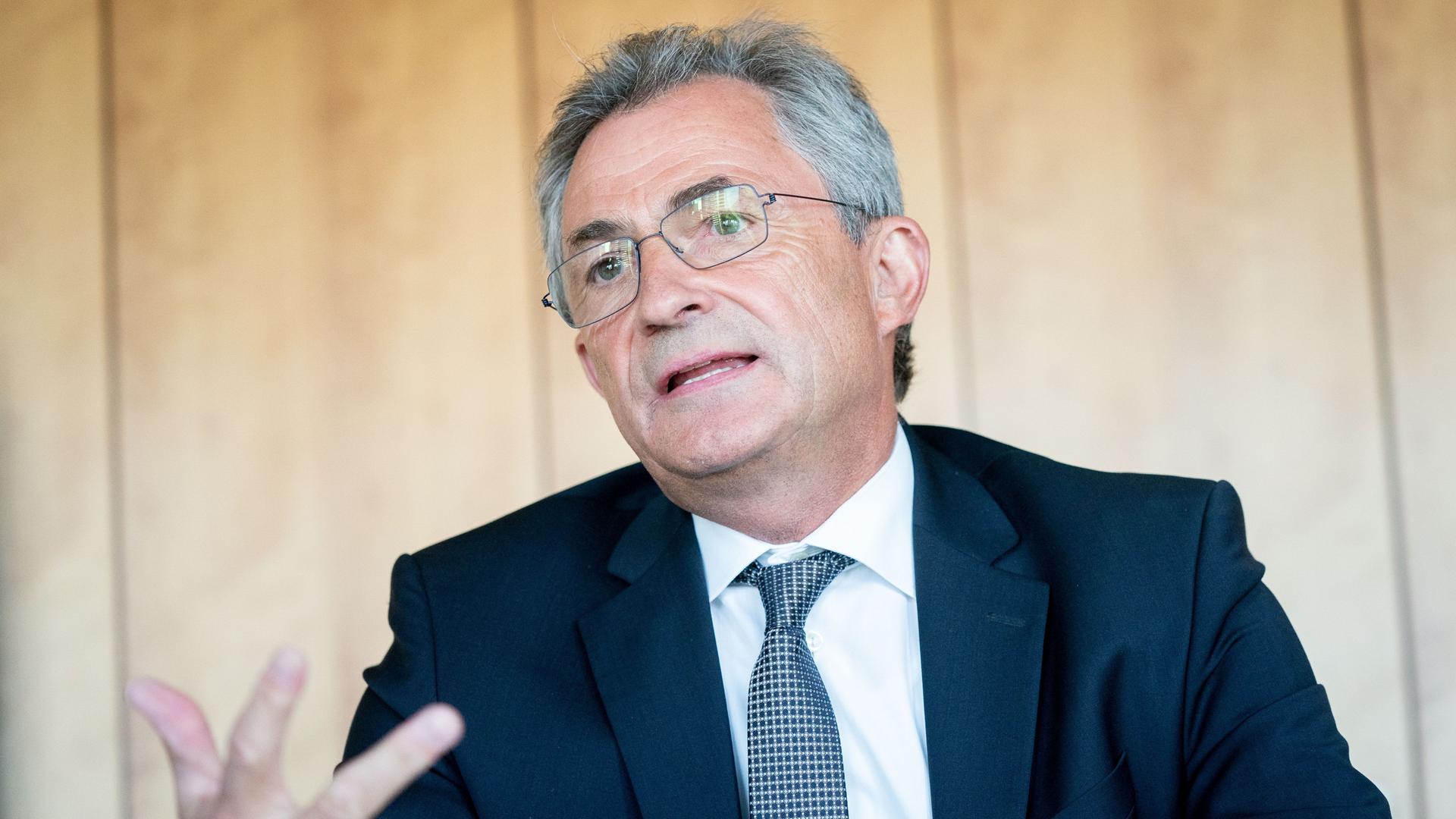 Berlin: Peter Hübner, Präsident der deutschen Bauindustrie, spricht bei einem Interview mit Journalisten der Deutschen Presse-Agentur.