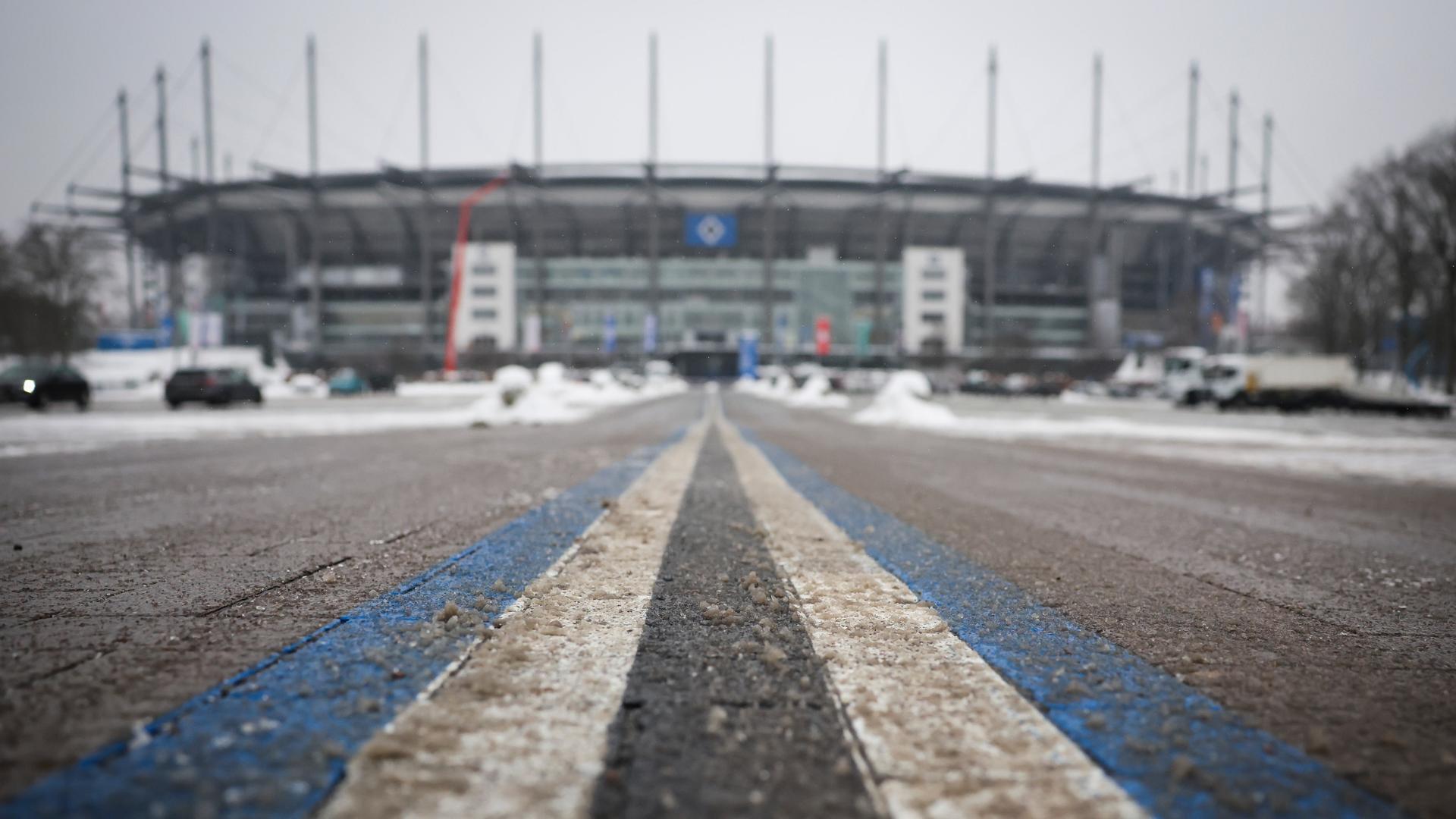 Schneematsch, Eis und Streumittel liegen auf der Zufahrt zum Parkplatz am Volkspark Stadion.
