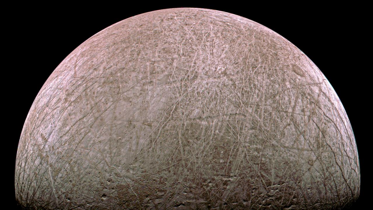 Der Jupitermond Europa, fotografiert von der Raumsonde Juno 