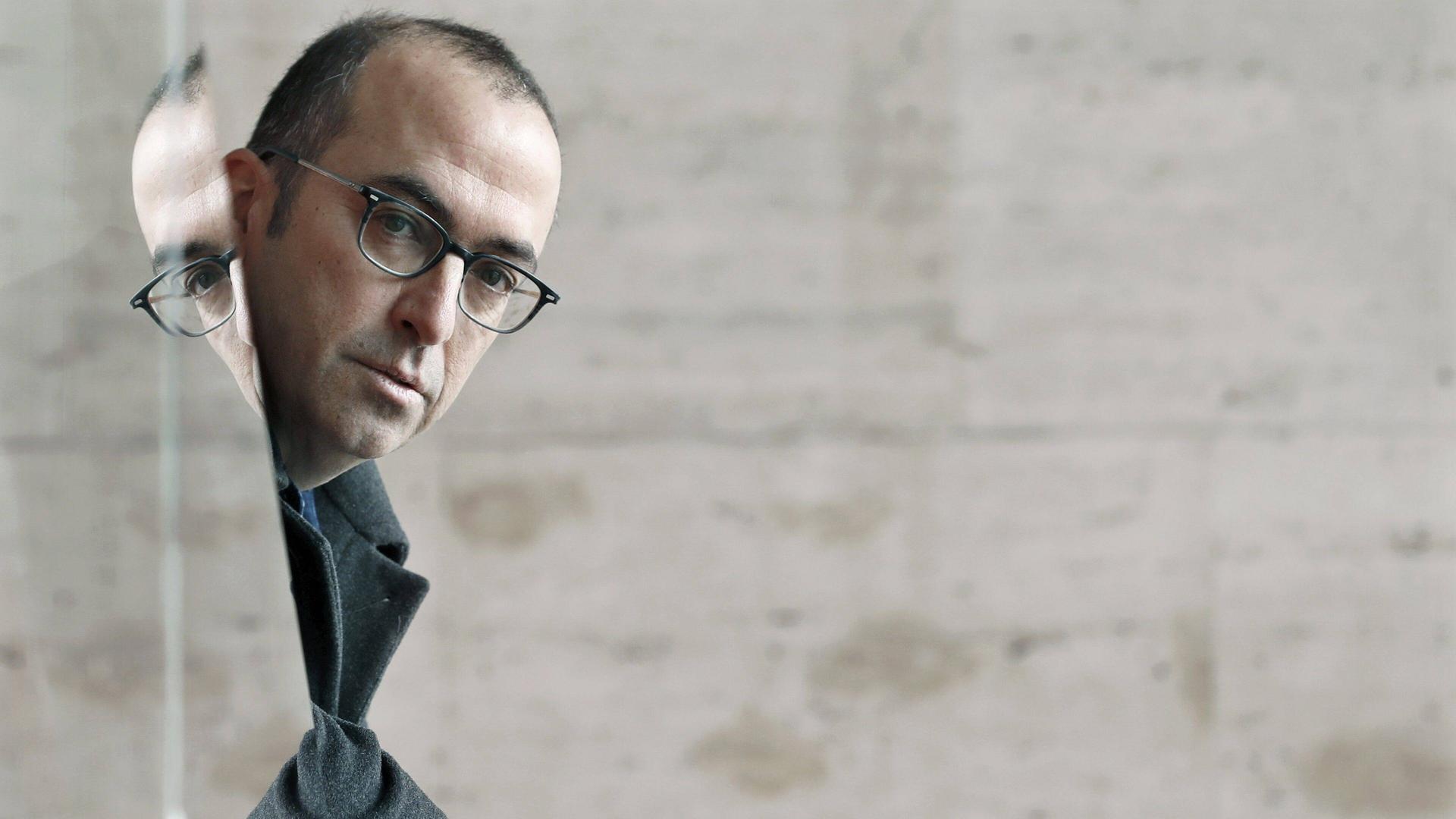 Der israelische Schriftsteller Yishai Sarid hängt die Arme über ein Geländer.