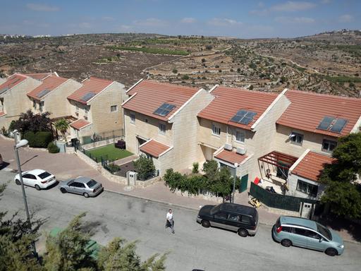 Die israelische Siedlung Ofra im Westjordanland, aufgenommen am 12.08.2013. 