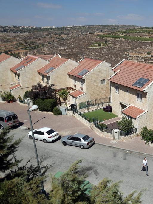 Die israelische Siedlung Ofra im Westjordanland, aufgenommen am 12.08.2013. 