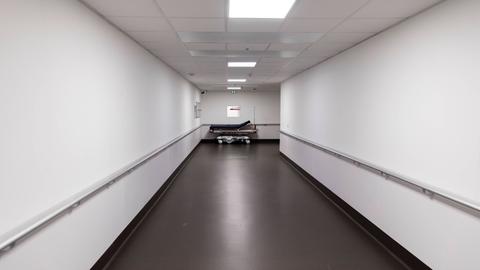 Ein leerer Krankenhausflur mit Bett