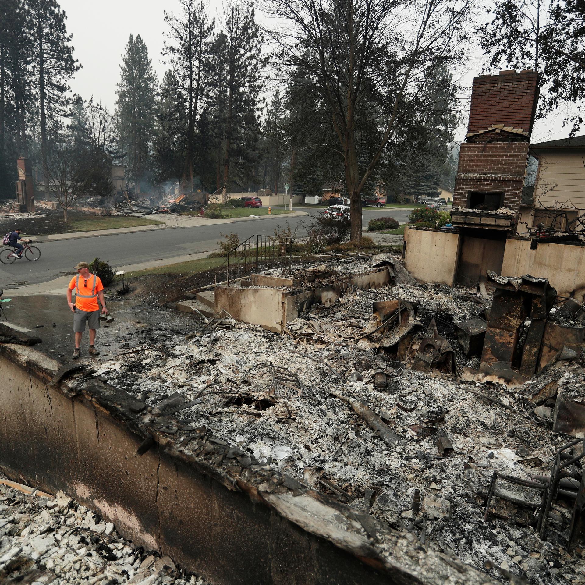 Mehrere verbrannte Häuser links und rechts einer Straße in Spokane, Washington. 