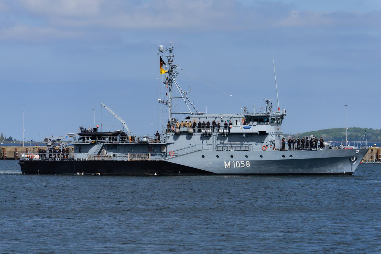 Schleswig-Holstein, Kiel: Das Minenjagdboot "Fulda" läuft vom Marinestützpunkt Kiel in Richtung Mittelmeer aus. Schleswig-Holstein, Kiel: Das Minenjagdboot "Fulda" läuft vom Marinestützpunkt Kiel in Richtung Mittelmeer aus.