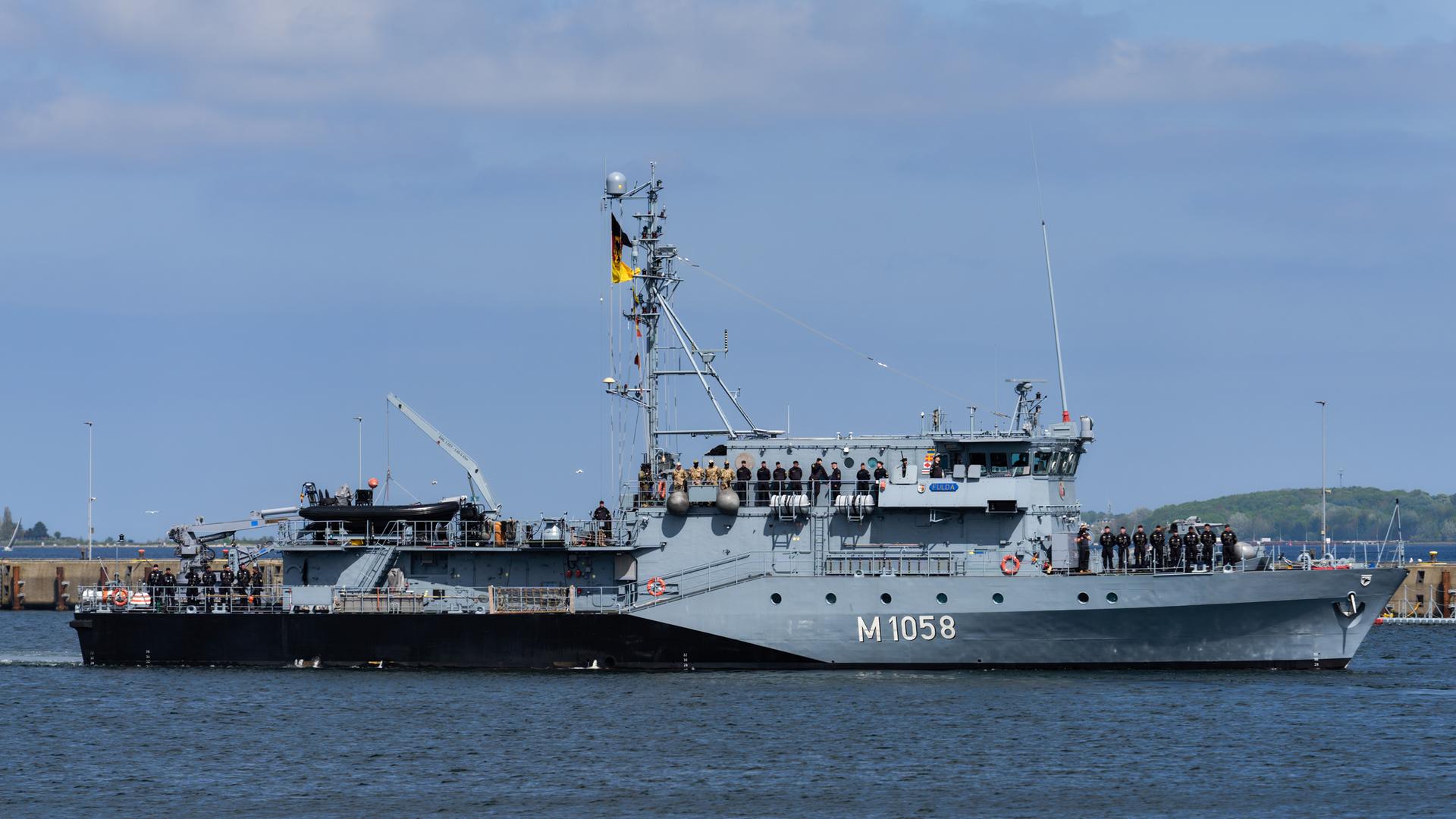 Ein Marine-Boot verlässt den Hafen von Kiel. Es treibt auf dem Wasser.