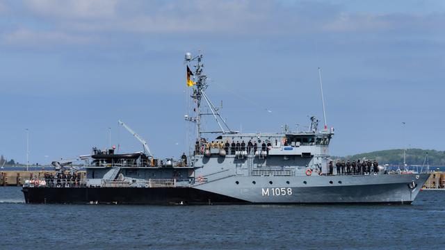 Ein Marine-Boot verlässt den Hafen von Kiel. Es treibt auf dem Wasser.