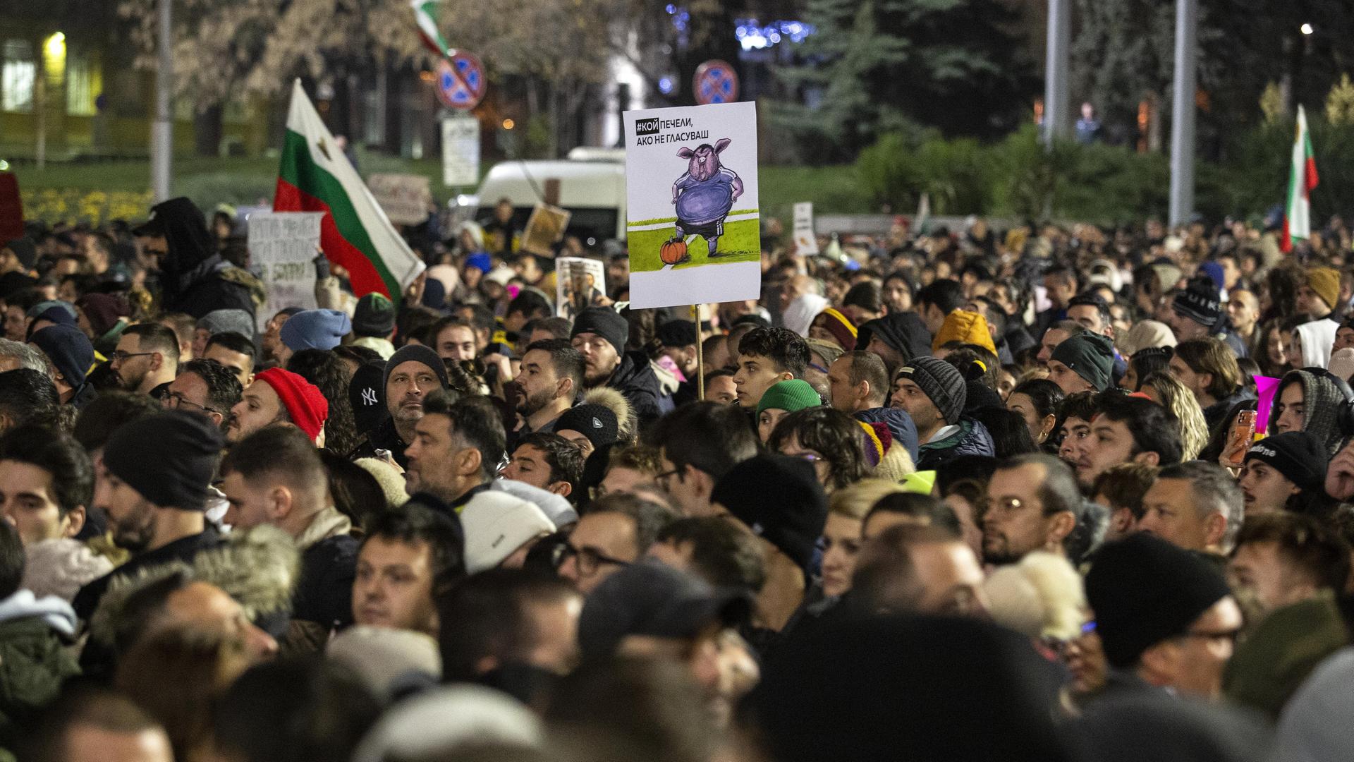 Eine Menschenmenge protestiert gegen die Regierung in Bulgariens Hauptstadt Sofia am 10.12.2025. Eine Menschenmenge protestiert gegen die Regierung in Bulgariens Hauptstadt Sofia am 10.12.2025.