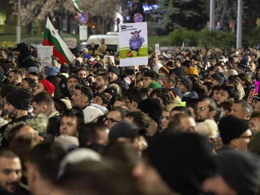 Eine Menschenmenge protestiert gegen die Regierung in Bulgariens Hauptstadt Sofia am 10.12.2025.