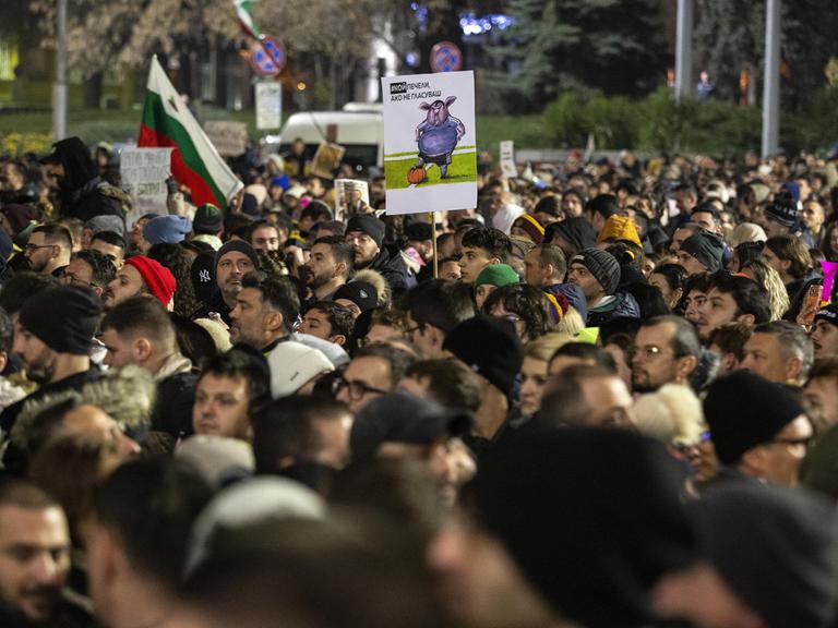 Eine Menschenmenge protestiert gegen die Regierung in Bulgariens Hauptstadt Sofia am 10.12.2025. Eine Menschenmenge protestiert gegen die Regierung in Bulgariens Hauptstadt Sofia am 10.12.2025.