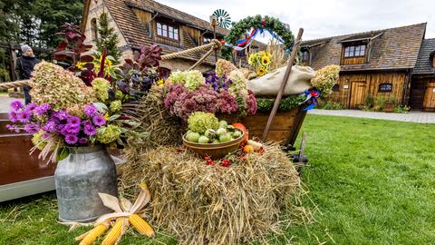 Herbstliche Dekoration liegt beim Erntedankfest auf Strohballen.