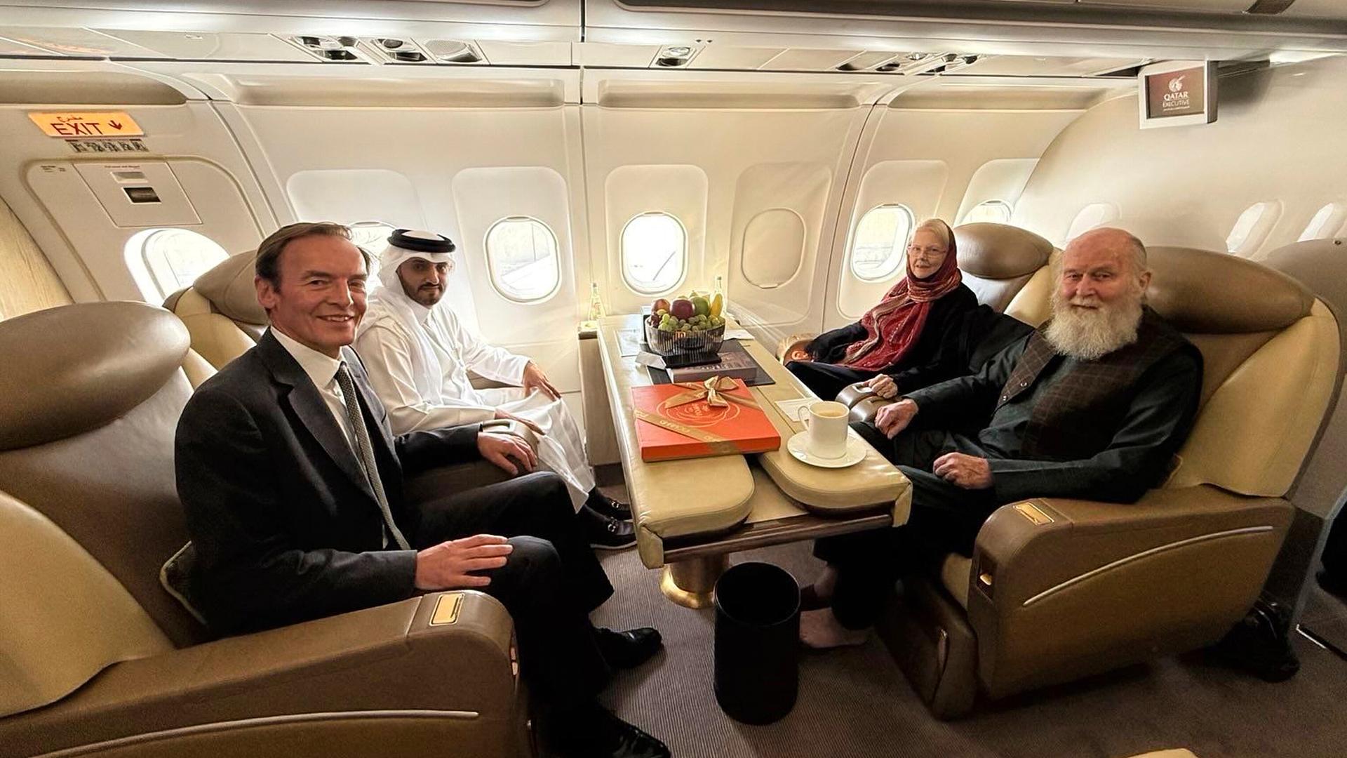 Das freigelassene britische Ehepaar Barbie und Peter Reynolds mit Diplomaten an Bord eines Flugzeugs