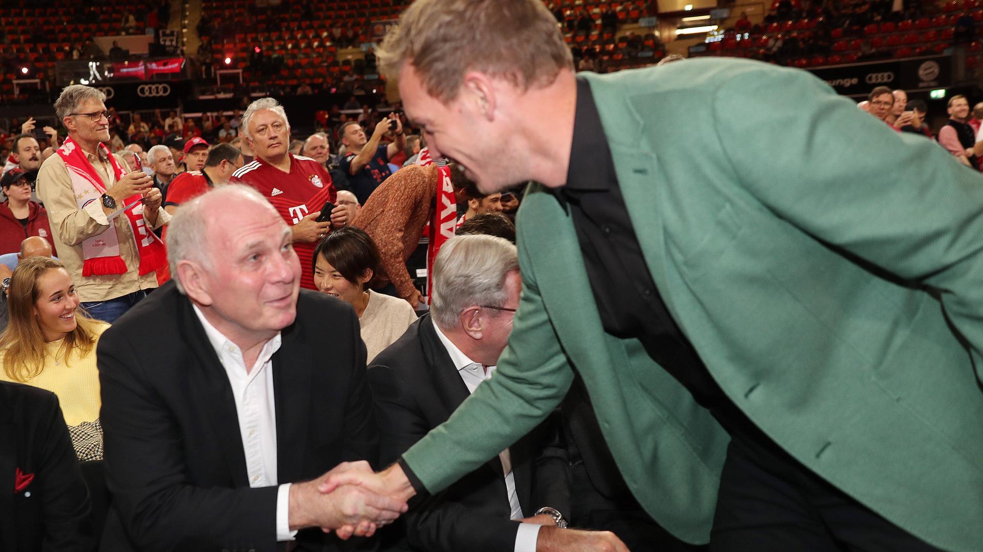 Bayern-Trainer Julian Nagelsmann (r.) begüßt Ex-Präsident Uli Hoenes auf der Jahreshauptversammlung des FC Bayern München.