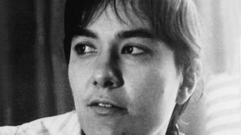 In einem Portrait in schwarz-weiß schaut die DDR-Autorin Brigitte Reimann an der Kamera vorbei