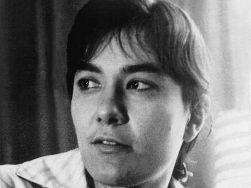 In einem Portrait in schwarz-weiß schaut die DDR-Autorin Brigitte Reimann an der Kamera vorbei