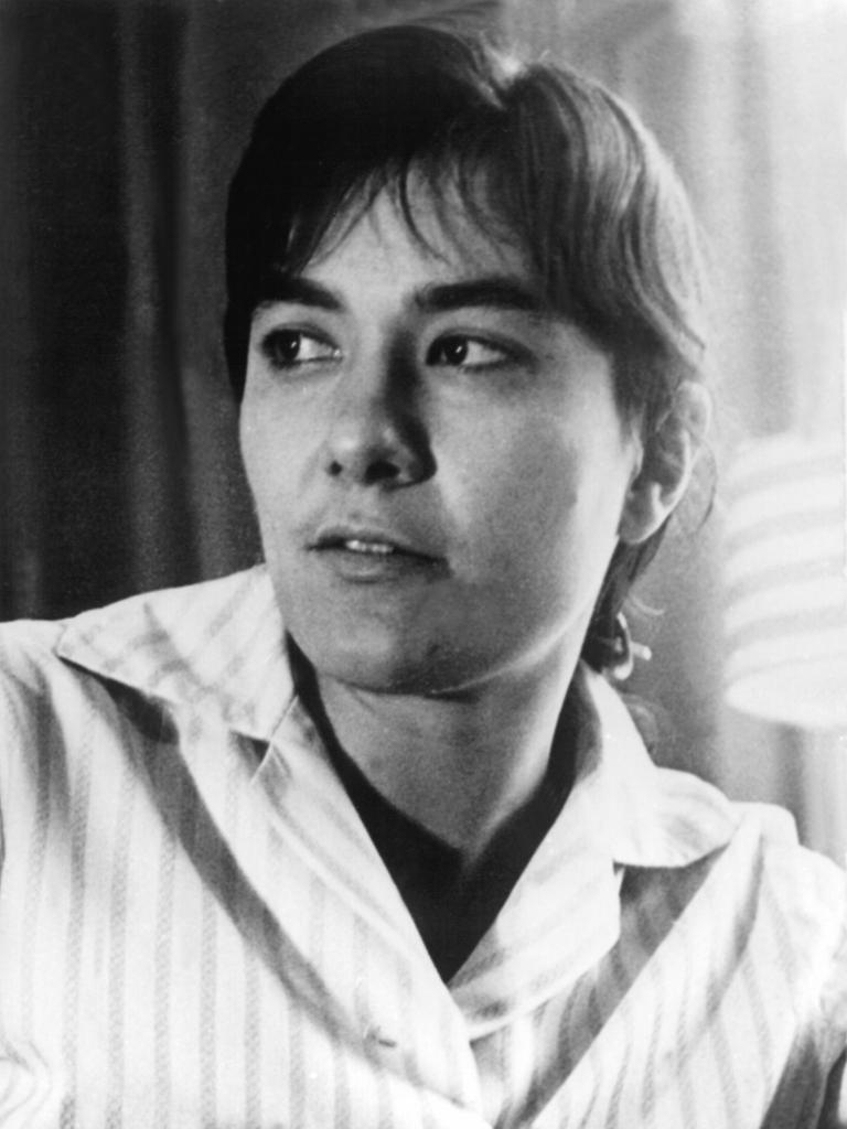 In einem Portrait in schwarz-weiß schaut die DDR-Autorin Brigitte Reimann an der Kamera vorbei