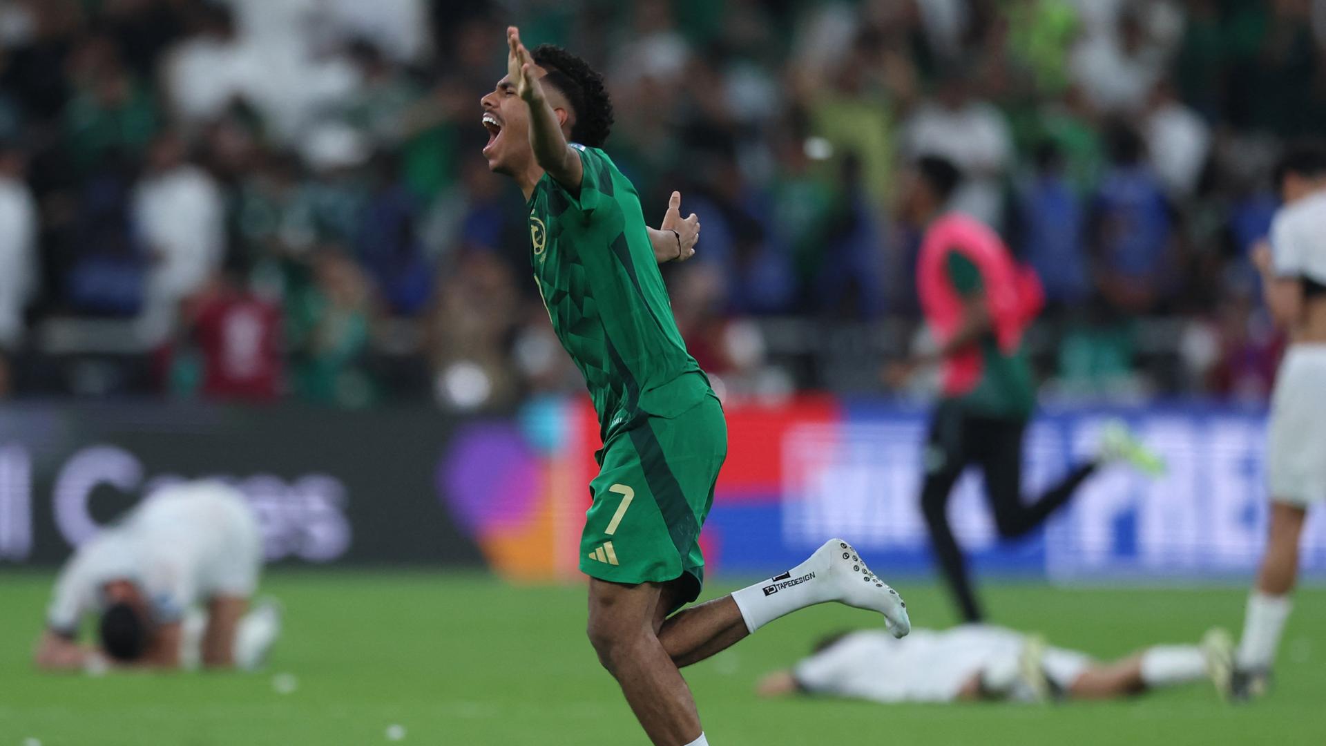 Saudi-Arabiens Mittelfeldspieler Musab Al-Juwayr feiert die Qualifikation für die Weltmeisterschaft.