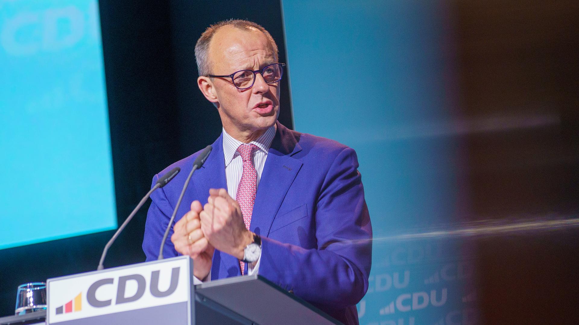 Friedrich Merz spricht an einem Rednerpult mit "CDU"-Schriftzug.