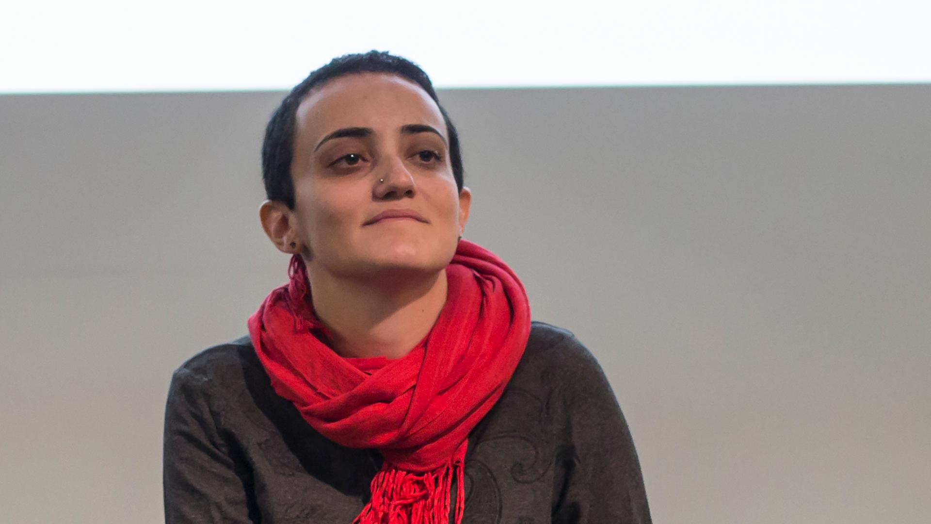 Lina Attalah, die Chefredakteurin der Nachrichtenseite Mada Masr, trägt bei einer Podiumsdiskussion einen Pullover und roten Schal Lina Attalah, die Chefredakteurin der Nachrichtenseite Mada Masr, trägt bei einer Podiumsdiskussion einen Pullover und roten Schal