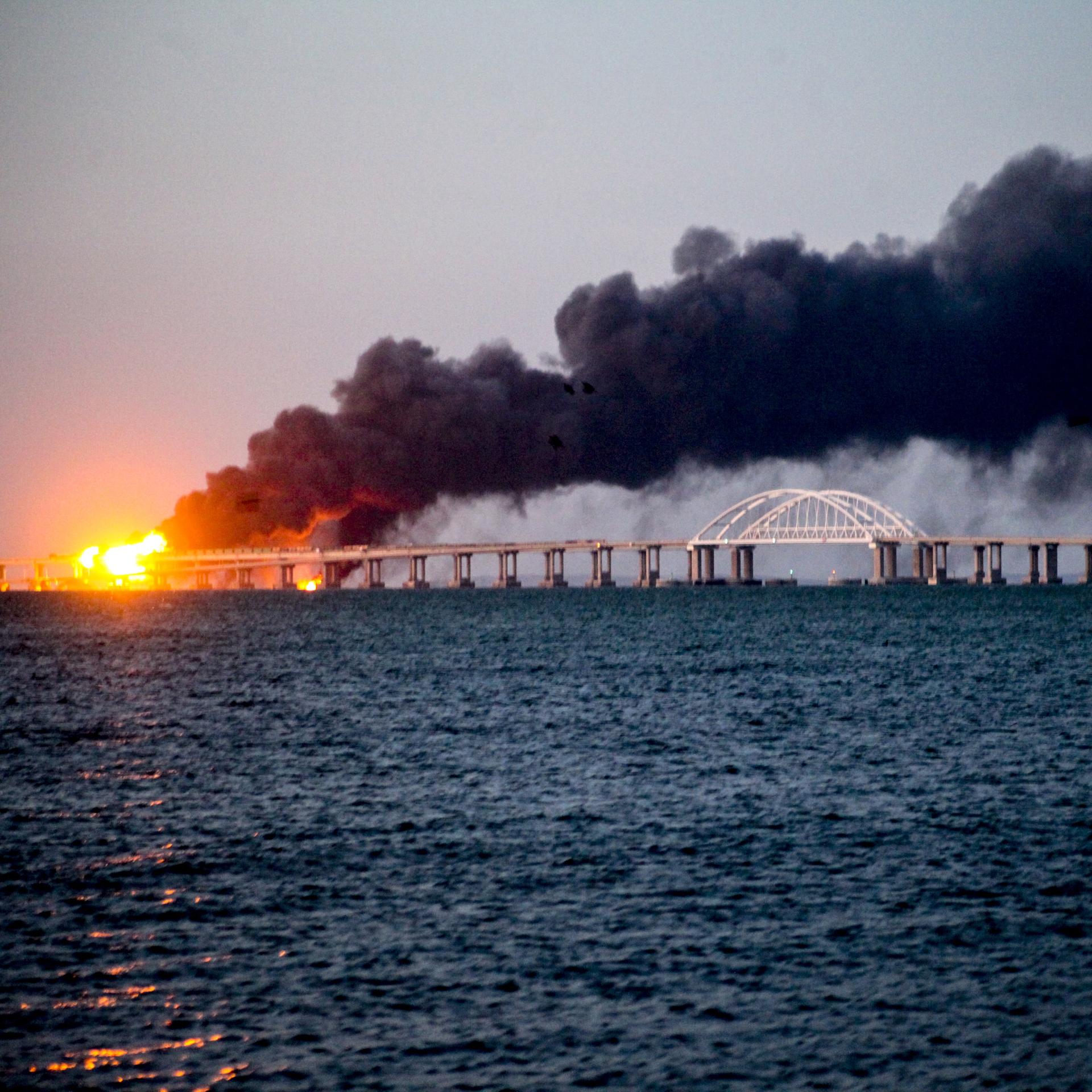 Ein Foto zeigt die Explosion auf der Brücke  in der Meerenge von Kertsch, die die Krim mit dem Festland verbindet. 
