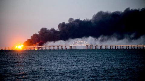 Ein Foto zeigt die Explosion auf der Brücke  in der Meerenge von Kertsch, die die Krim mit dem Festland verbindet. 

