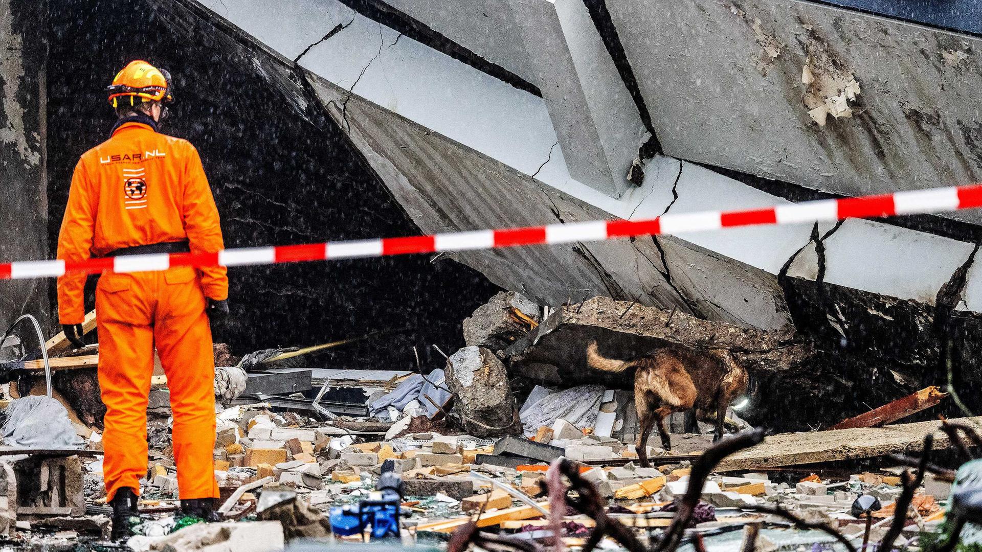 Einsatzkräfte kommen zum Tarwekamp, wo nach einer Explosion ein großes Feuer wütet.