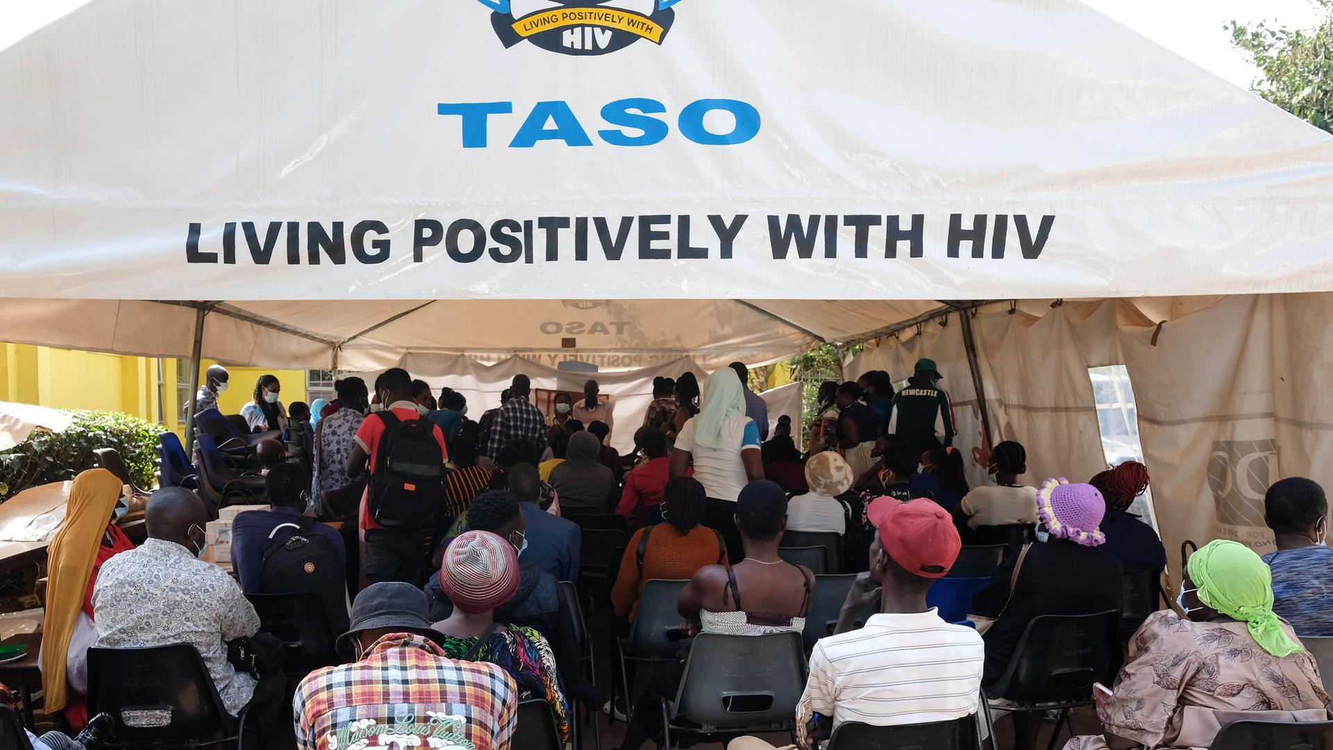 Menschen besuchen am 17. Februar 2025 einen HIV-Kliniktag im TASO Mulago-im Mulago-Krankenhaus in Kampala bietet Menschen mit HIV und AIDS eine Reihe von klinischen und psychologischen Unterstützungsleistungen an. 
