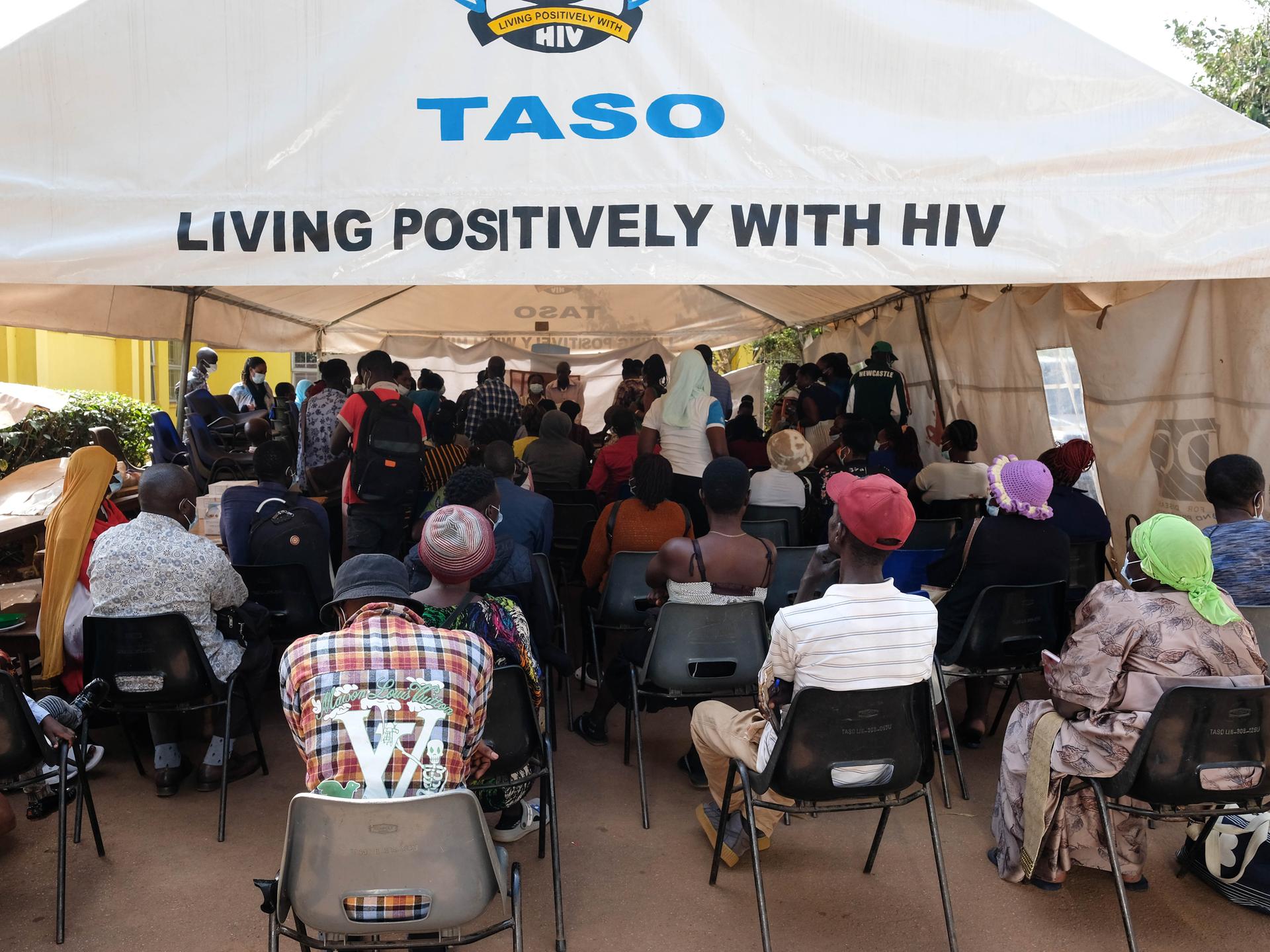 Menschen besuchen am 17. Februar 2025 einen HIV-Kliniktag im TASO Mulago-im Mulago-Krankenhaus in Kampala bietet Menschen mit HIV und AIDS eine Reihe von klinischen und psychologischen Unterstützungsleistungen an. 
