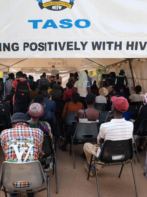 Menschen besuchen am 17. Februar 2025 einen HIV-Kliniktag im TASO Mulago-im Mulago-Krankenhaus in Kampala bietet Menschen mit HIV und AIDS eine Reihe von klinischen und psychologischen Unterstützungsleistungen an. 
