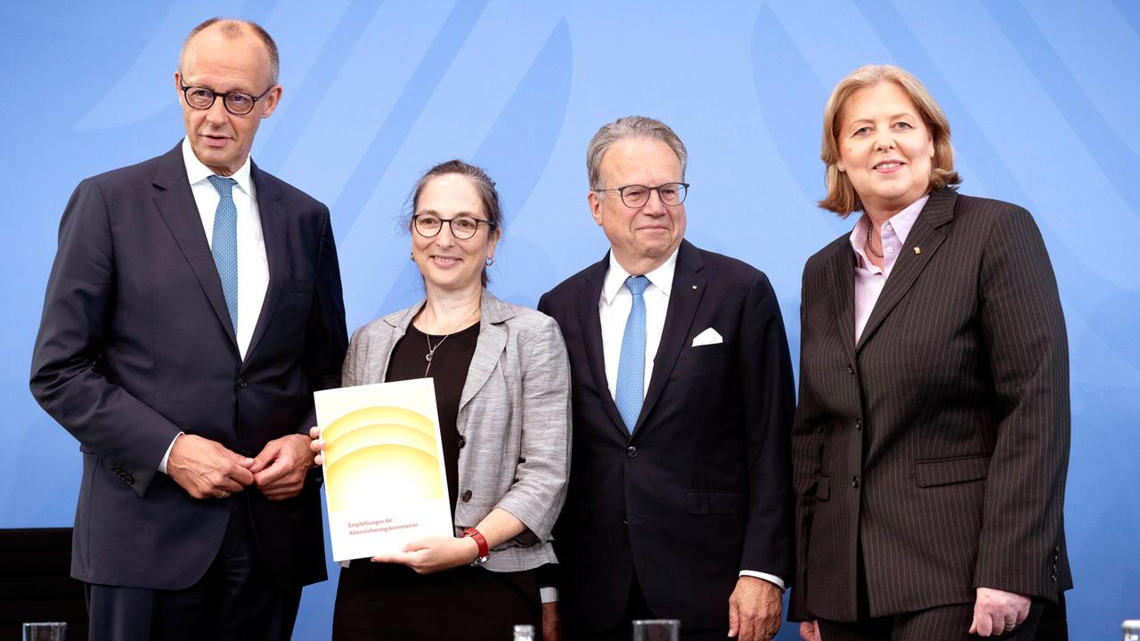Bundeskanzler Friedrich Merz (CDU), Constanze Janda und Frank-Jürgen Weise von der Rentenkommission sowie SPD-Chefin Bärbel Bas stehen bei der Pressekonferenz zum Bericht der Rentenkommission nebeneinander.
