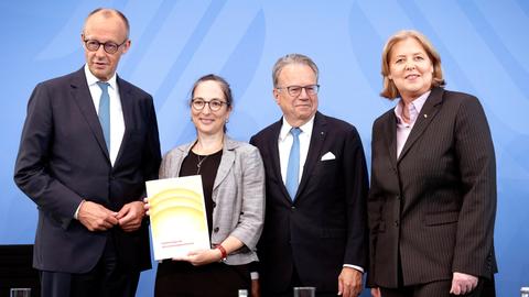 Bundeskanzler Friedrich Merz (CDU), Constanze Janda und Frank-Jürgen Weise von der Rentenkommission sowie SPD-Chefin Bärbel Bas stehen bei der Pressekonferenz zum Bericht der Rentenkommission nebeneinander.