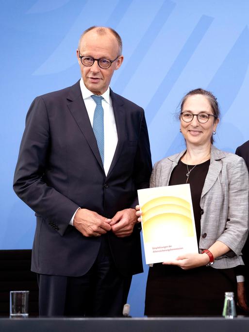 Bundeskanzler Friedrich Merz (CDU), Constanze Janda und Frank-Jürgen Weise von der Rentenkommission sowie SPD-Chefin Bärbel Bas stehen bei der Pressekonferenz zum Bericht der Rentenkommission nebeneinander.