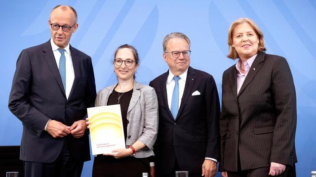 Bundeskanzler Friedrich Merz (CDU), Constanze Janda und Frank-Jürgen Weise von der Rentenkommission sowie SPD-Chefin Bärbel Bas stehen bei der Pressekonferenz zum Bericht der Rentenkommission nebeneinander.