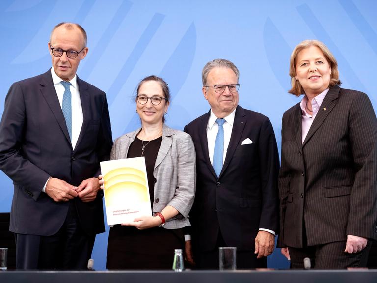 Bundeskanzler Friedrich Merz (CDU), Constanze Janda und Frank-Jürgen Weise von der Rentenkommission sowie SPD-Chefin Bärbel Bas stehen bei der Pressekonferenz zum Bericht der Rentenkommission nebeneinander.