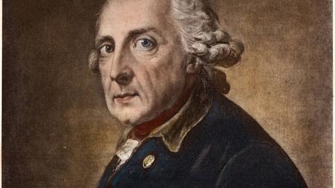 Das Gemälde von Friedrich II. zeigt einen älteren Mann mit weißer Perrücke in Uniform.